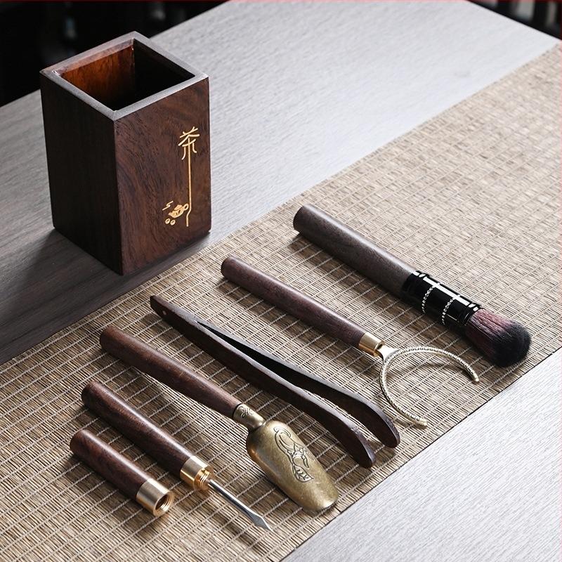 Baril de ceremonie de ceai din lemn de abanos cu finisaj auriu – set Six Gentlemen, accesorii pentru ceai: ac de ceai, linguriță, ceașcă, furculiță, ceainic cu diamante, pix, recipient de depozitare