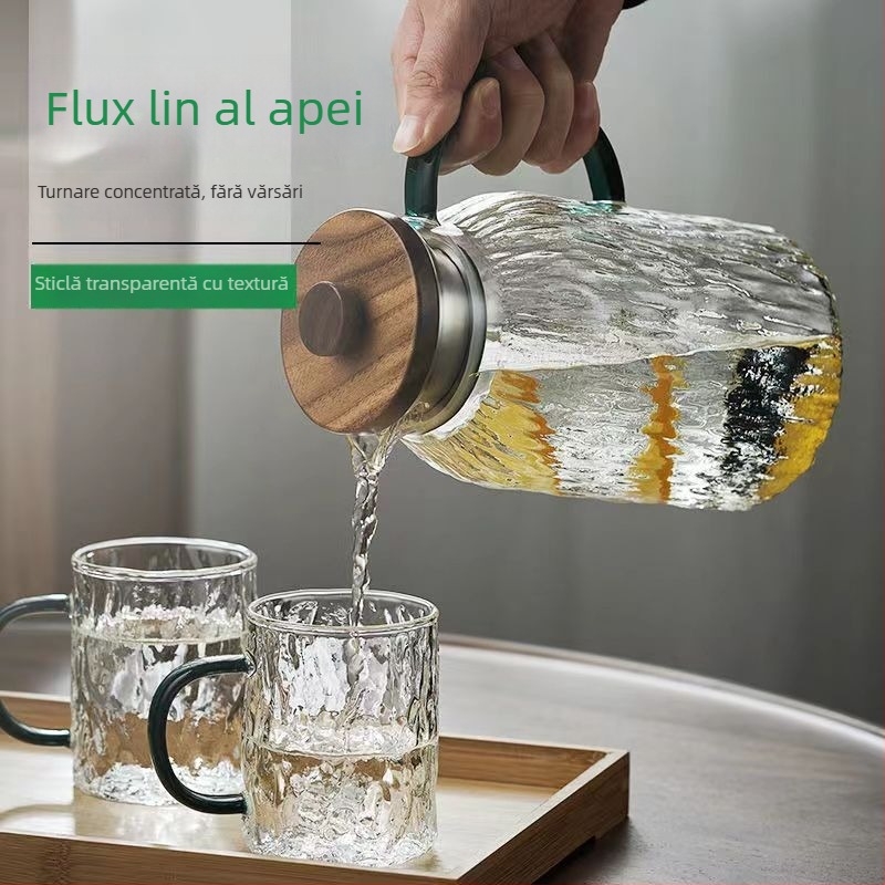 Sticlă de apă din sticlă cu textură ciocan, pentru sucuri, băuturi și ceai cu flori; design modern minimalist.