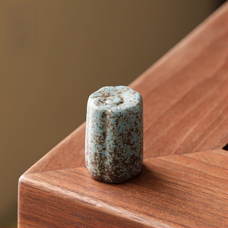 Accesorii ceramice pentru ceremonia ceaiului: suport pentru capacul ceainicului și gaiwan; suport pentru capac; tavă de ceai turnată în cuptor.