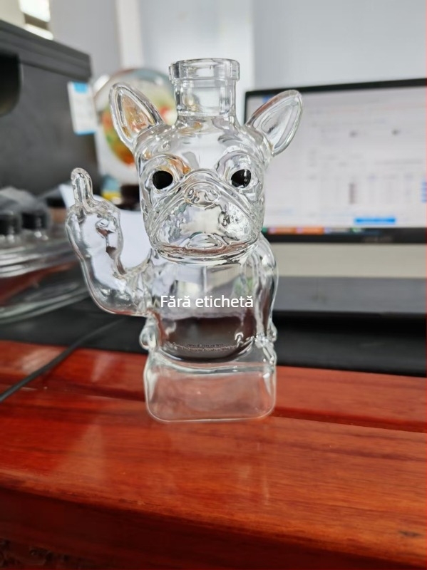 Sticlă transparentă, în formă de bulldog francez, pentru ambalarea băuturilor alcoolice, goală