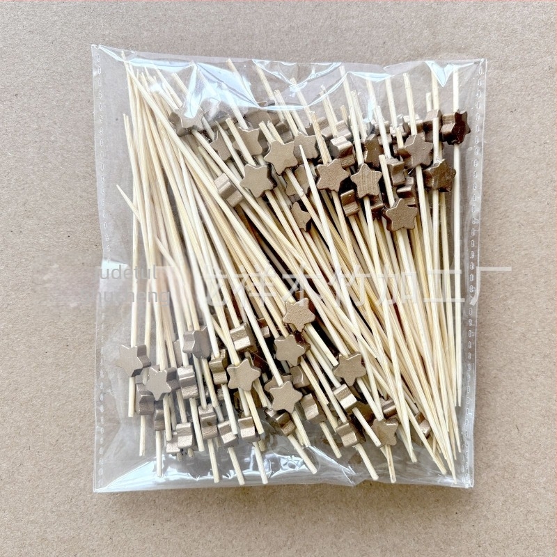 Bețe de bambus cu stele aurii cu cinci colțuri, bețișoare pentru flori, bețișoare cu fructe caramelizate, bețișoare pentru cocktail și bețișoare pentru fructe în formă de inimă.