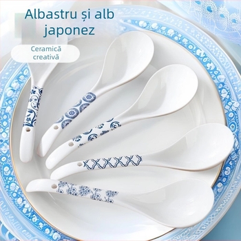 Lingură mare de supă din ceramică, albastru‑alb, cu model floral, stil retro.