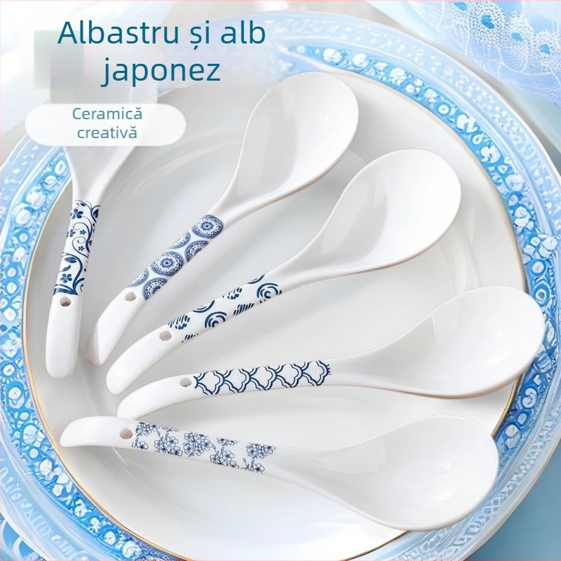 Lingură mare de supă din ceramică, albastru‑alb, cu model floral, stil retro.
