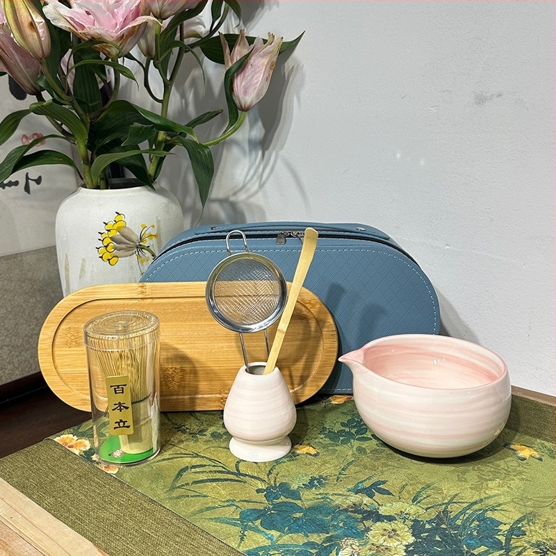 Vas ceramic pentru matcha, pictat manual în stil japonez cu dungi orizontale; set cu suport pentru chasen și perie de bambus pentru ceai