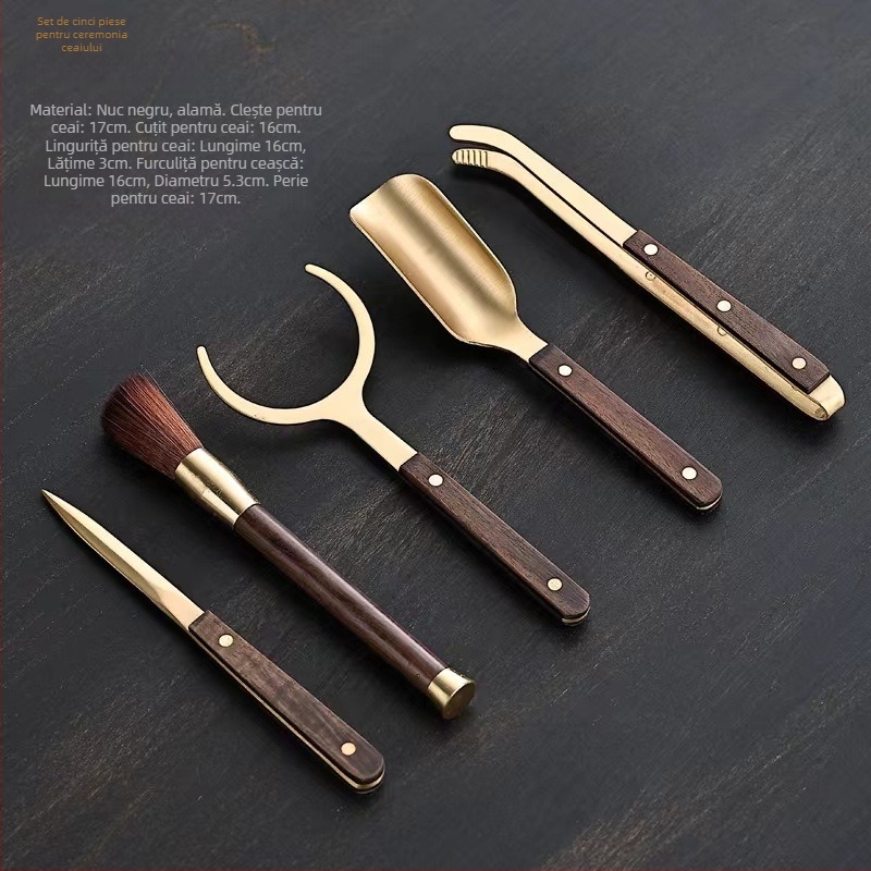 Set premium pentru ceremonia ceaiului – Șase Domni ai Ceaiului: clips pentru ceai, linguriță de ceai, ceașcă, furculiță, perie de întreținere a ceainicului și cuțit de ceai, din lemn masiv și alamă
