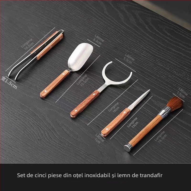 Set premium pentru ceremonia ceaiului – Șase Domni ai Ceaiului: clips pentru ceai, linguriță de ceai, ceașcă, furculiță, perie de întreținere a ceainicului și cuțit de ceai, din lemn masiv și alamă