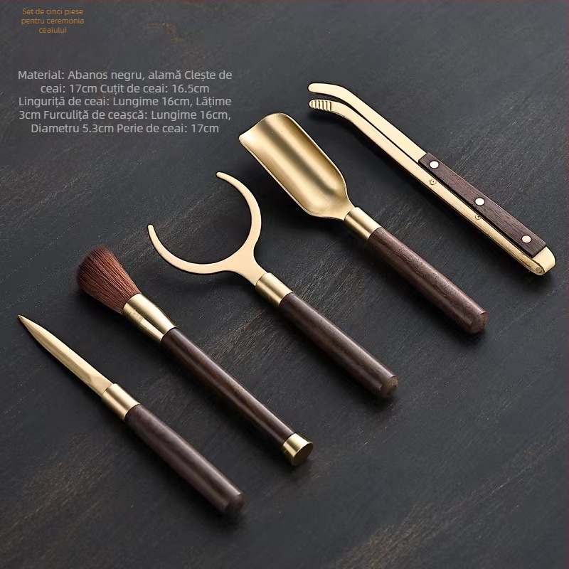 Set premium pentru ceremonia ceaiului – Șase Domni ai Ceaiului: clips pentru ceai, linguriță de ceai, ceașcă, furculiță, perie de întreținere a ceainicului și cuțit de ceai, din lemn masiv și alamă