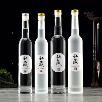 Sticlă subțire din cristal pentru vodkă și vin, finisaj transparent sau opac, pentru băuturi. Disponibilă în 200 ml, 375 ml și 500 ml (ovală sau lungă).