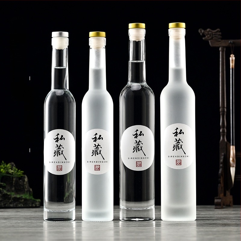 Sticlă subțire din cristal pentru vodkă și vin, finisaj transparent sau opac, pentru băuturi. Disponibilă în 200 ml, 375 ml și 500 ml (ovală sau lungă).