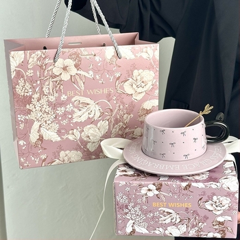 Cadou de ziua fetei: set ceramic de cafea cu funda și farfuriu pentru ceai de după-amiază