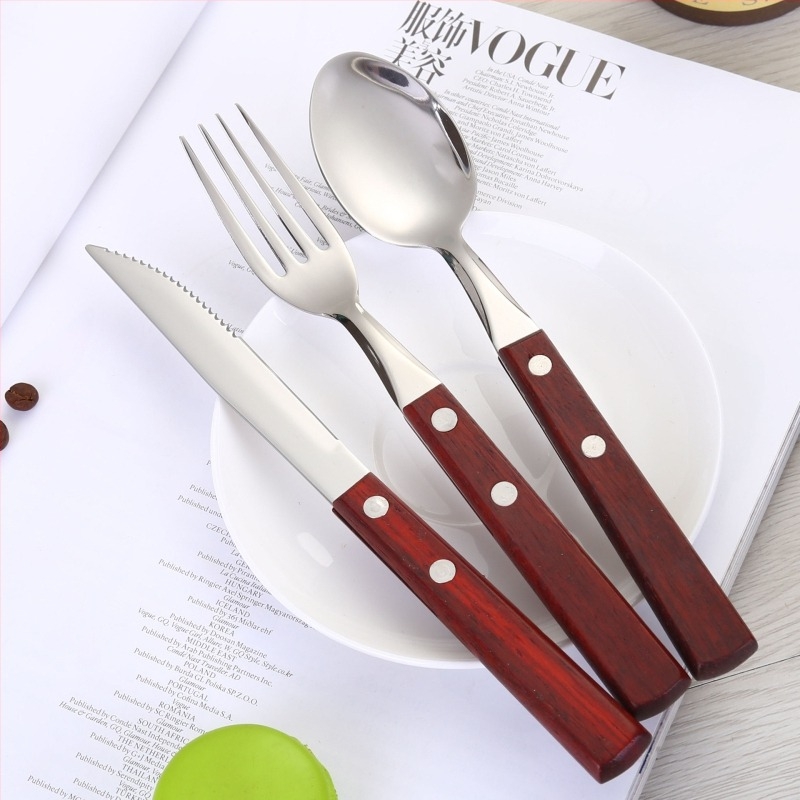 Set de tacâmuri din oțel inoxidabil 304 cu mânere din lemn, stil occidental — include lingură, cuțit pentru steak, furculiță, lingură de supă și lingură de desert