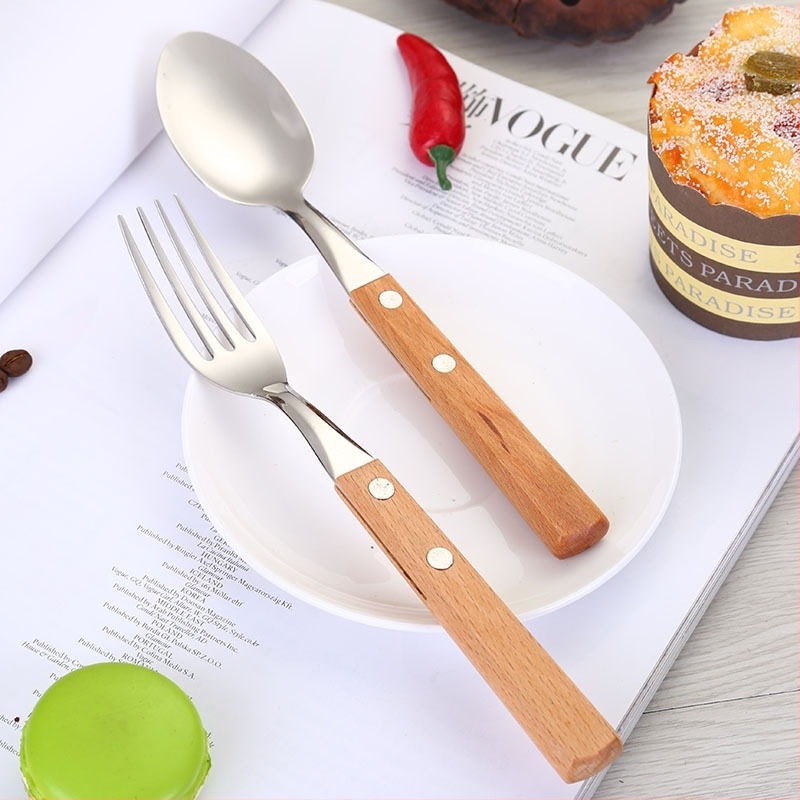 Set de tacâmuri din oțel inoxidabil 304 cu mânere din lemn, stil occidental — include lingură, cuțit pentru steak, furculiță, lingură de supă și lingură de desert