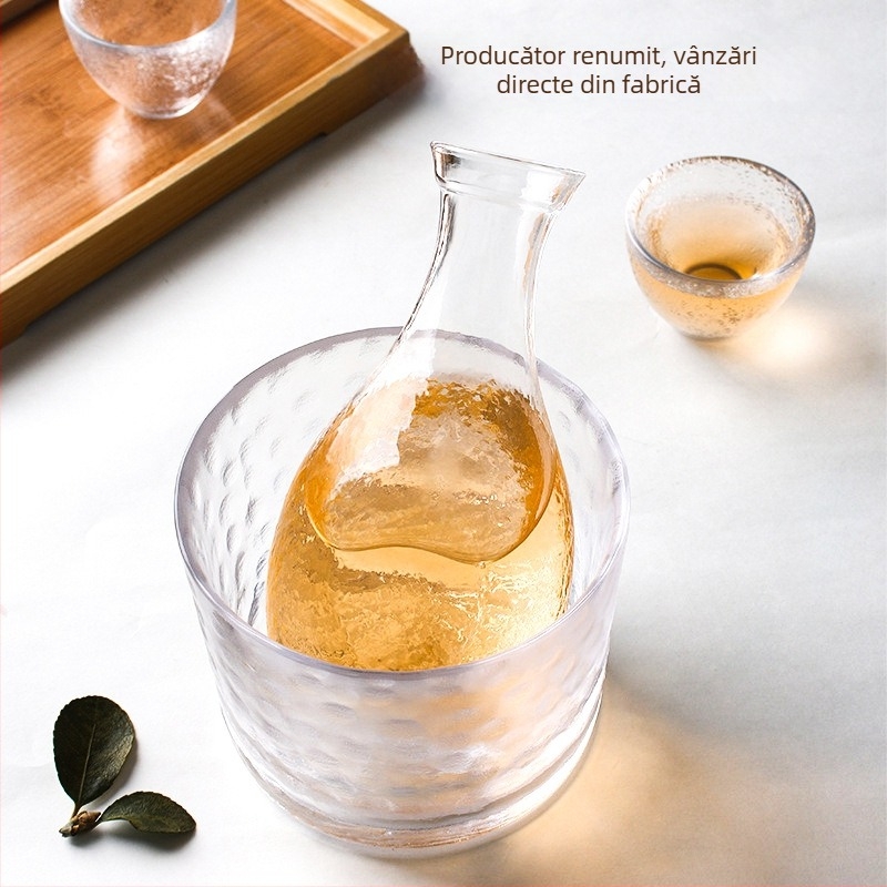 Set japonez din sticlă pentru sake — realizat manual, 1 carafă și 3 pahare, textură ciocănită, set cadou