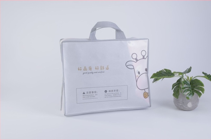 Sac din material nețesut pentru ambalarea hainelor pentru copii și a seturilor de textile de casă, potrivit pentru două sau patru piese, protecție împotriva prafului, imprimare a logo-ului