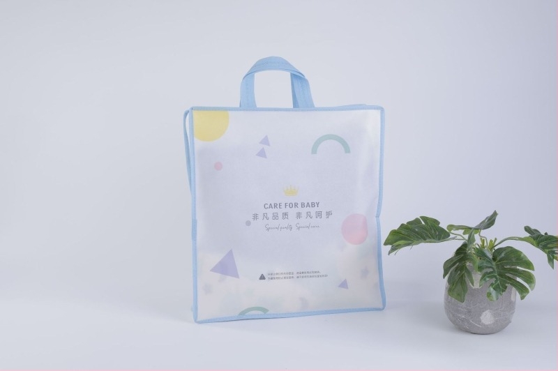 Sac din material nețesut pentru ambalarea hainelor pentru copii și a seturilor de textile de casă, potrivit pentru două sau patru piese, protecție împotriva prafului, imprimare a logo-ului