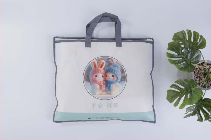 Sac din material nețesut pentru ambalarea hainelor pentru copii și a seturilor de textile de casă, potrivit pentru două sau patru piese, protecție împotriva prafului, imprimare a logo-ului