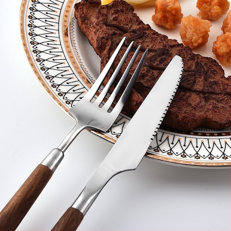 Set de tacâmuri occidentale din oțel inoxidabil 304, cu mânere din lemn de nuc, pentru uz casnic, hotelier și restaurant. Include cuțit pentru steak, furculiță, lingură și set de furculiță și lingură de desert.