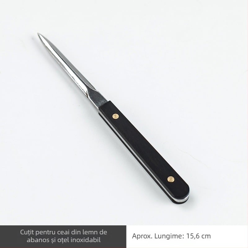 Set ceremonie ceai – șase domni, oțel inoxidabil, cu accente din lemn, cinci piese accesorii: clips pentru ceai, linguriță, ac pentru ceai și pix pentru prepararea ceaiului.