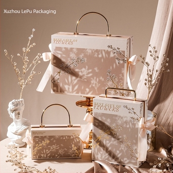 Cutie cadou șampanie cu design floral și mâner — cadouri de nuntă pentru domnișoarele de onoare