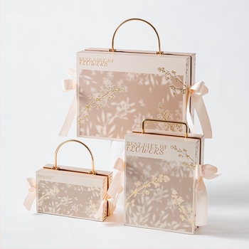 Cutie cadou șampanie cu design floral și mâner — cadouri de nuntă pentru domnișoarele de onoare
