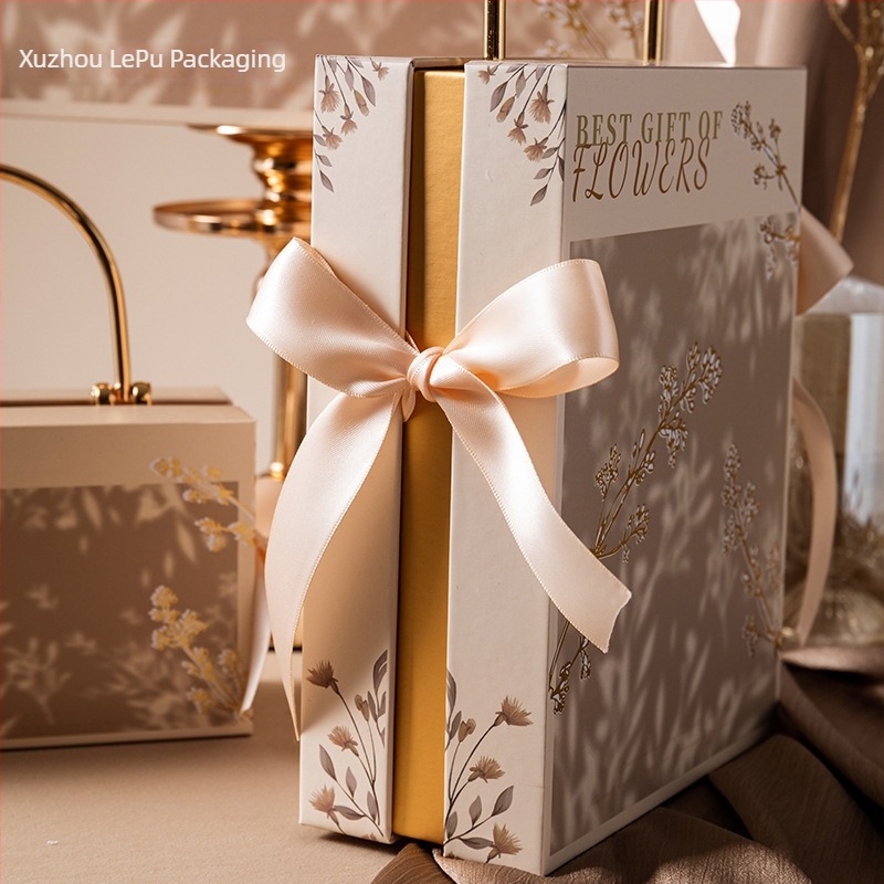 Cutie cadou șampanie cu design floral și mâner — cadouri de nuntă pentru domnișoarele de onoare