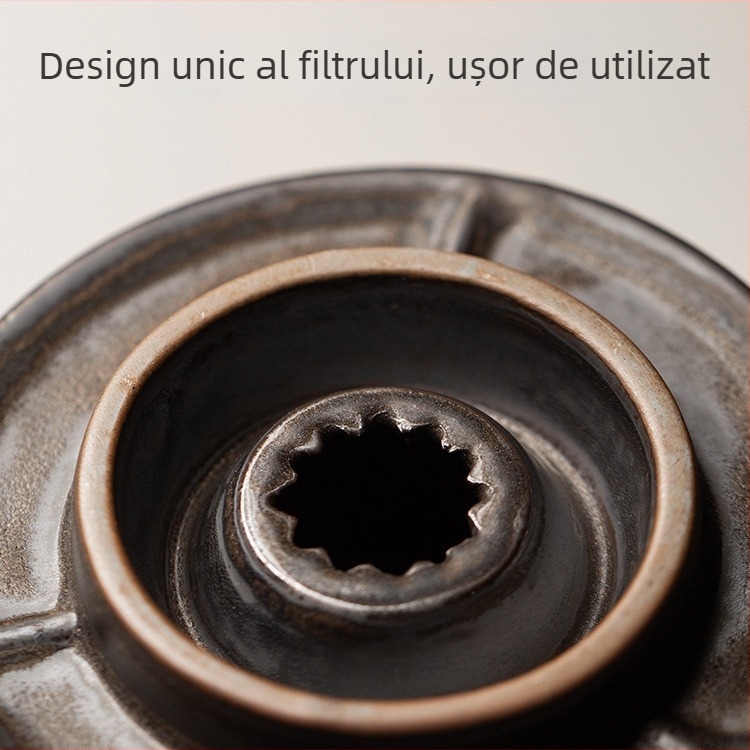Set pentru cafea filtrată acasă: ceașcă ceramică, filtru și oală de turnare în stil japonez