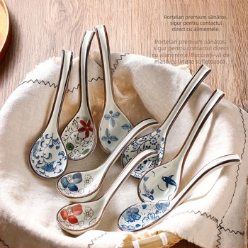 Lingură ceramică albastru-alb, cu mâner lung, stil japonez pentru supă, cu model floral.