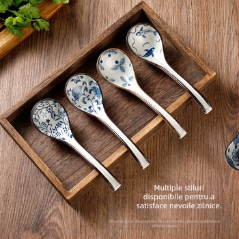 Lingură ceramică albastru-alb, cu mâner lung, stil japonez pentru supă, cu model floral.