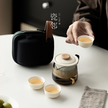 Porcelain Neighbor Set de ceai de călătorie: ceainic din ceramică cu trei căni