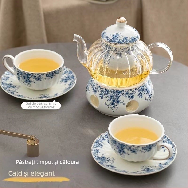 Set ceai în stil englezesc cu căni ceramice încălzite și farfurioare albastre cu flori pentru ceai și cafea