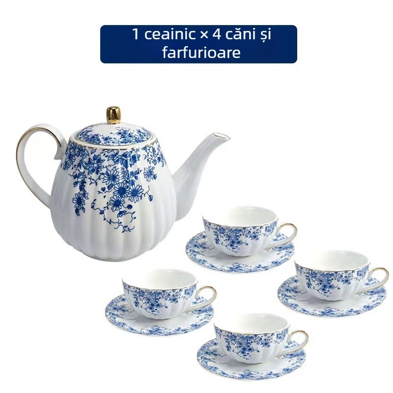 Set ceai în stil englezesc cu căni ceramice încălzite și farfurioare albastre cu flori pentru ceai și cafea