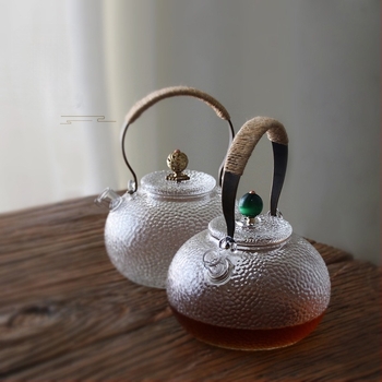 Ceainic din sticlă borosilicată cu mâner, model ciocănat; potrivit pentru plite electrice ceramice; poate fi folosit ca ceainic de ceai sau de apă, în formă de dovleac