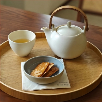 Set ceramic de ceainic în stil chinezesc modern pentru ceremonia ceaiului – porțelan alb, glazură mată, include ceainic, ceașcă și tavă pentru ceai
