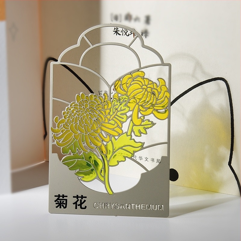 Doisprezece zeițe ale florilor — semn de carte din metal translucid, cu decupaj găurit și lac colorat, design cu temă vegetală