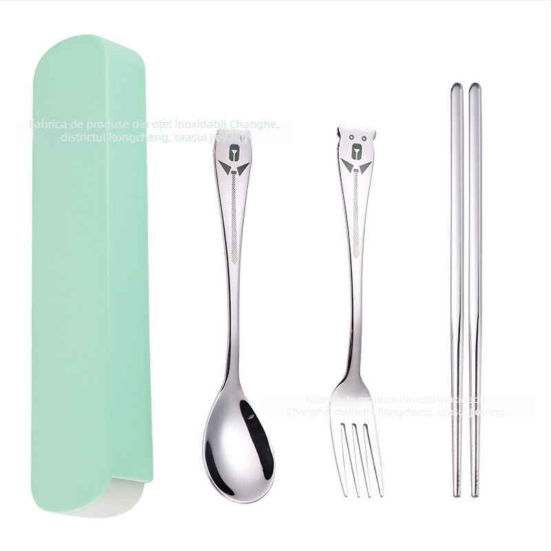 Set portabil de tacâmuri din oțel inoxidabil 304, cu motiv ursuleț – trei piese (lingură, furculiță, bețișoare)