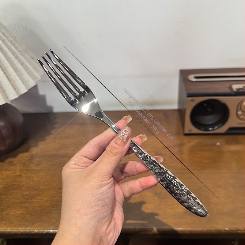 Set tacâmuri din oțel inoxidabil 304, cu textură ciocănită, incluzând cuțit, furculiță, lingură și linguriță de desert, pentru uz casnic și hoteluri de lux, poate sta în poziție verticală