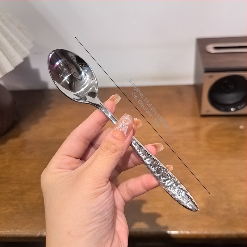 Set tacâmuri din oțel inoxidabil 304, cu textură ciocănită, incluzând cuțit, furculiță, lingură și linguriță de desert, pentru uz casnic și hoteluri de lux, poate sta în poziție verticală