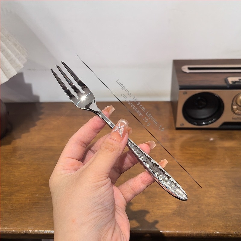 Set tacâmuri din oțel inoxidabil 304, cu textură ciocănită, incluzând cuțit, furculiță, lingură și linguriță de desert, pentru uz casnic și hoteluri de lux, poate sta în poziție verticală