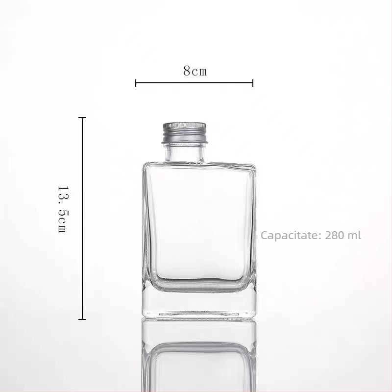 Sticlă pentru băuturi din sticlă – pentru suc, vin și cafea; finisaj transparent sau mat; volum 100–500 ml; capace din lemn, aluminiu, dop din plută sau polimer