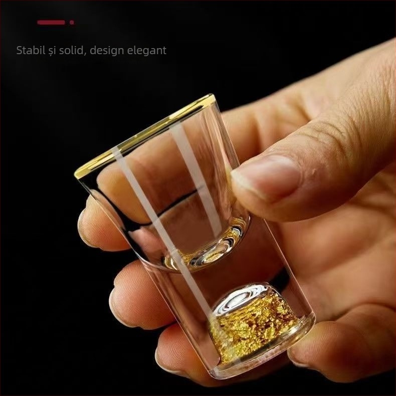 Pahar de spirtoase în stil chinezesc, cristal, margine aurie și foiță de aur, pahar pentru whisky