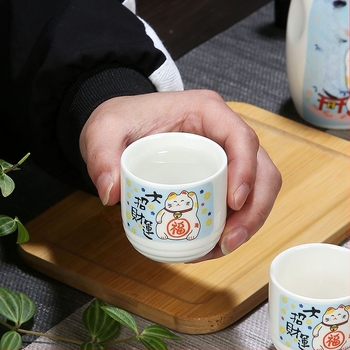 Set japonez de încălzire a sake-ului – recipient ceramic, încălzitor, pahare de sake și pisică norocoasă