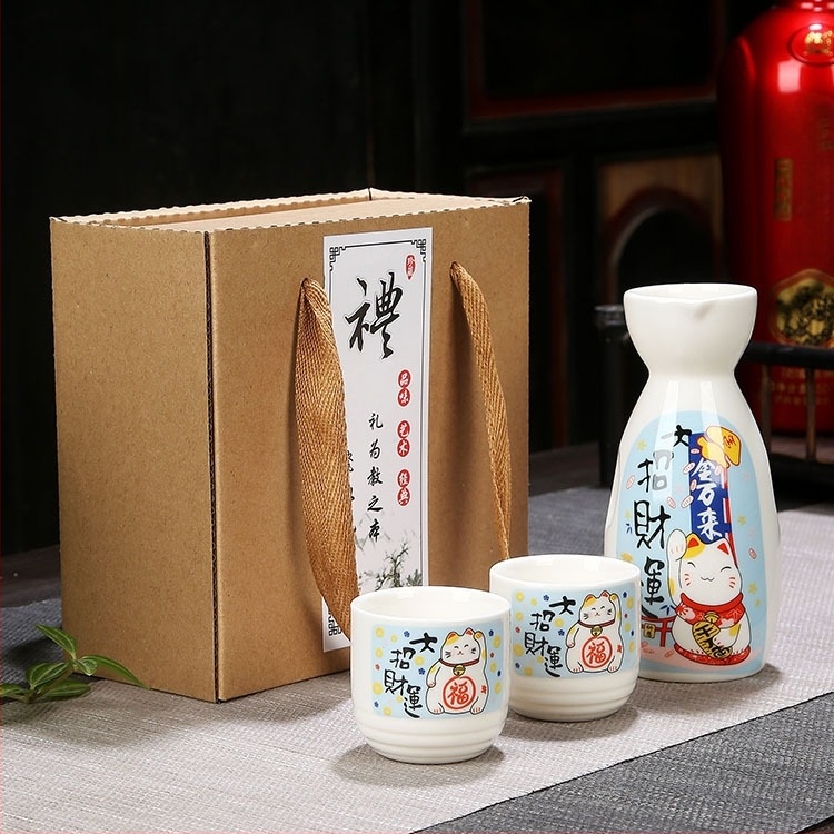 Set japonez de încălzire a sake-ului – recipient ceramic, încălzitor, pahare de sake și pisică norocoasă
