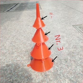 Pâlnie din plastic roșu pentru lichide, disponibilă în dimensiuni mari și mici, pentru ulei