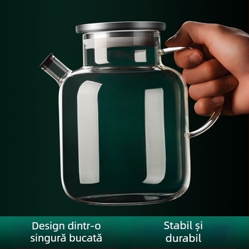 Sticlă sigilată pentru fermentare acasă a vinului: vin de orez, vin de fructe și vin de prune.