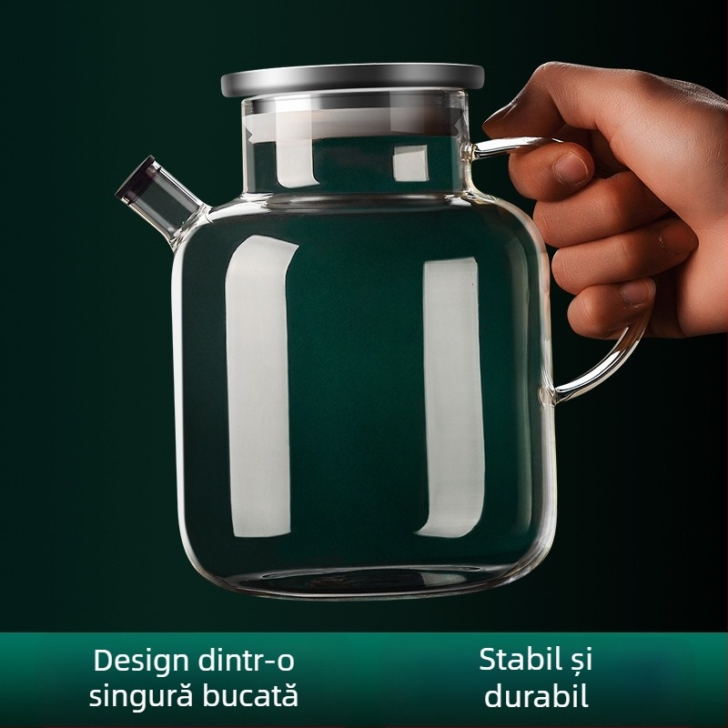 Sticlă sigilată pentru fermentare acasă a vinului: vin de orez, vin de fructe și vin de prune.