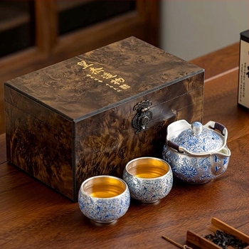 Set ceai Kung Fu de înaltă calitate: o oală și două cești, model albastru și alb cu lotus, accente argintii, ambalaj cadou, ceramică.