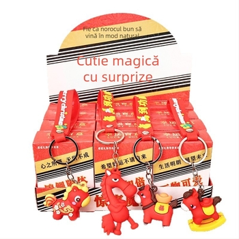 Breloc de chei cu cutie surpriză și accesorii cu păpușă drăguță – premiu pentru Ziua Copilului în activități de clasă