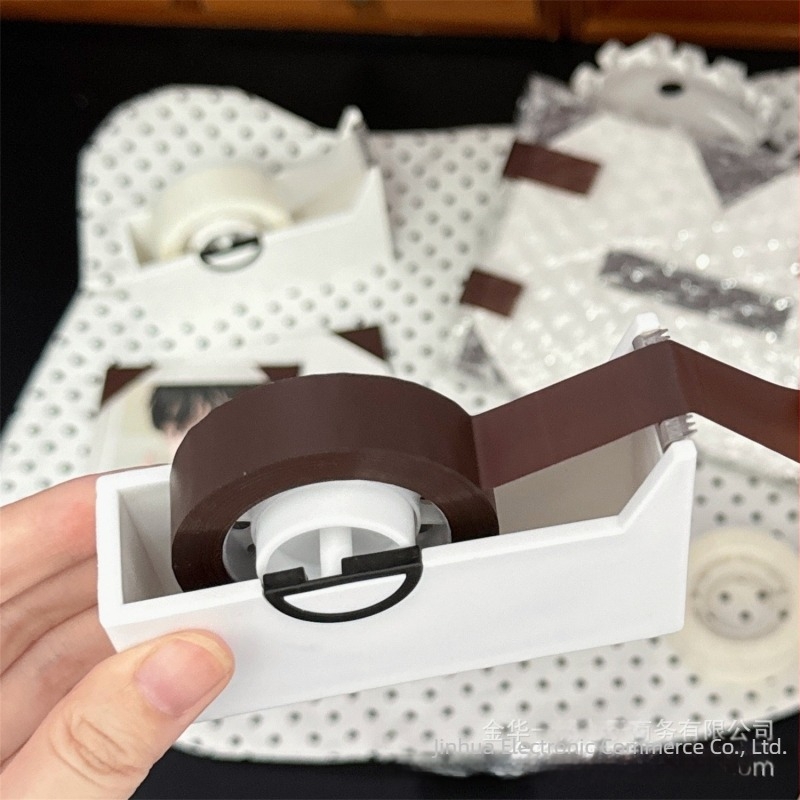 Bandă de ambalare cu finisaj mat, transparentă pentru carduri DIY și decorațiuni, fixare fără urme, 25 m, lățimi 18 mm sau 15 mm; culori: transparent 18 mm și maro închis 15 mm.