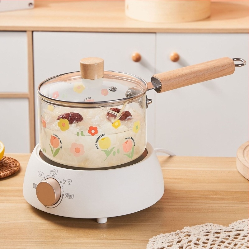 Recipient din sticlă borosilikat de înaltă rezistență, cu mâner din lemn, rezistent la căldură, compatibil cu flacăra, cu capac din sticlă temperată – ideal pentru încălzirea laptelui și tăițeilor instant