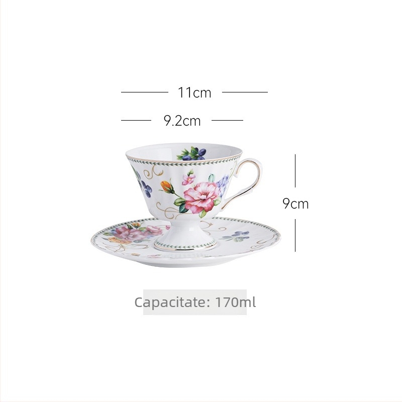 Set cești de cafea și farfurioară cu trandafiri proaspeți, în stil franțuzesc pentru ceașcă și în stil britanic pentru ceaiul de după-amiază, porțelan de lux pentru casă